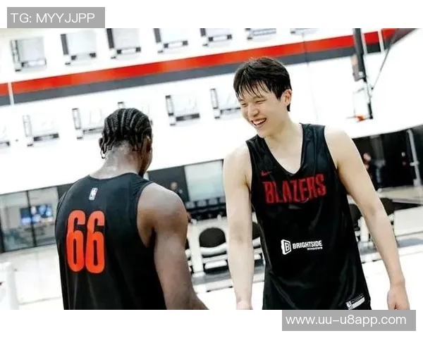 比卢普斯称赞夏普攻守兼备称其能应对高强度对抗挑战 比卢普斯称赞夏普攻守兼备称其能应对高强度对抗挑战